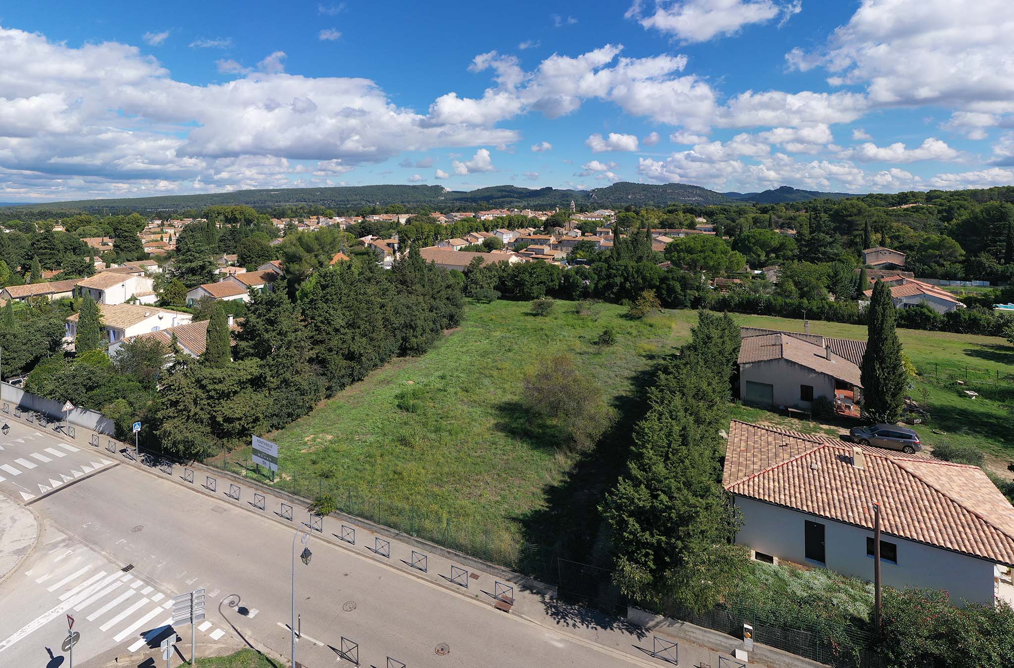 Le terrain des Crevelettes et la route face au village, Fontvieille