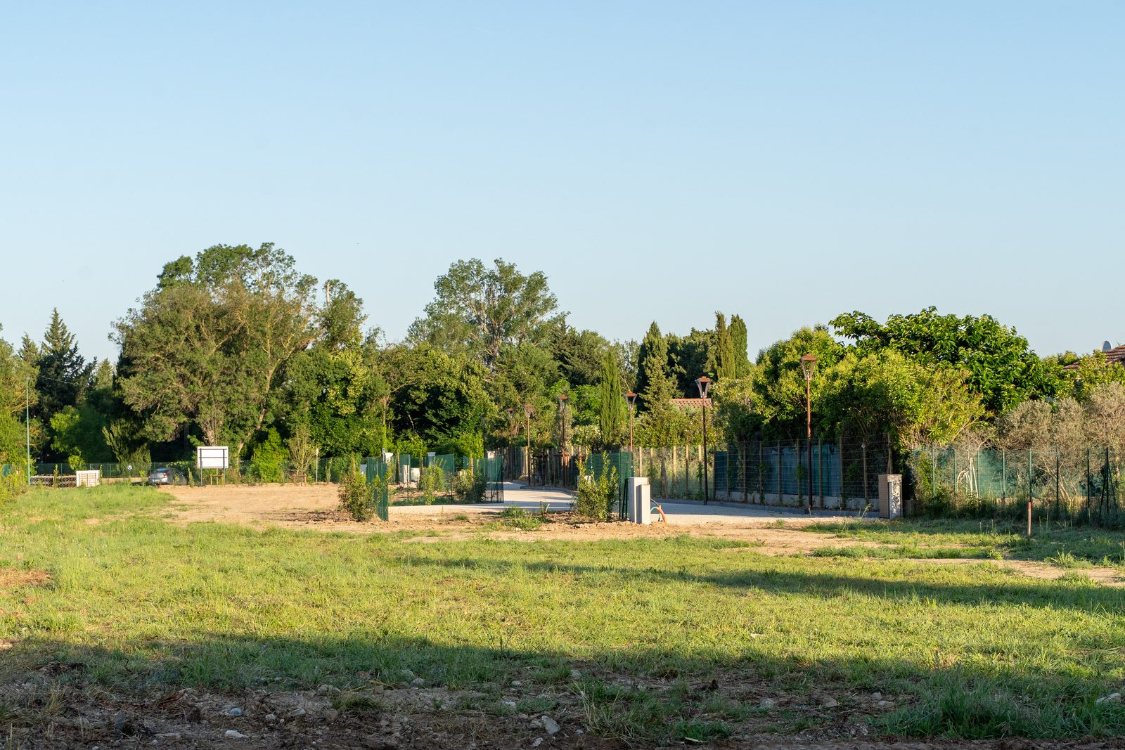 Vue d'ensemble d'un aménagement BK Groupe dans les Alpilles — voirie et espaces paysagers