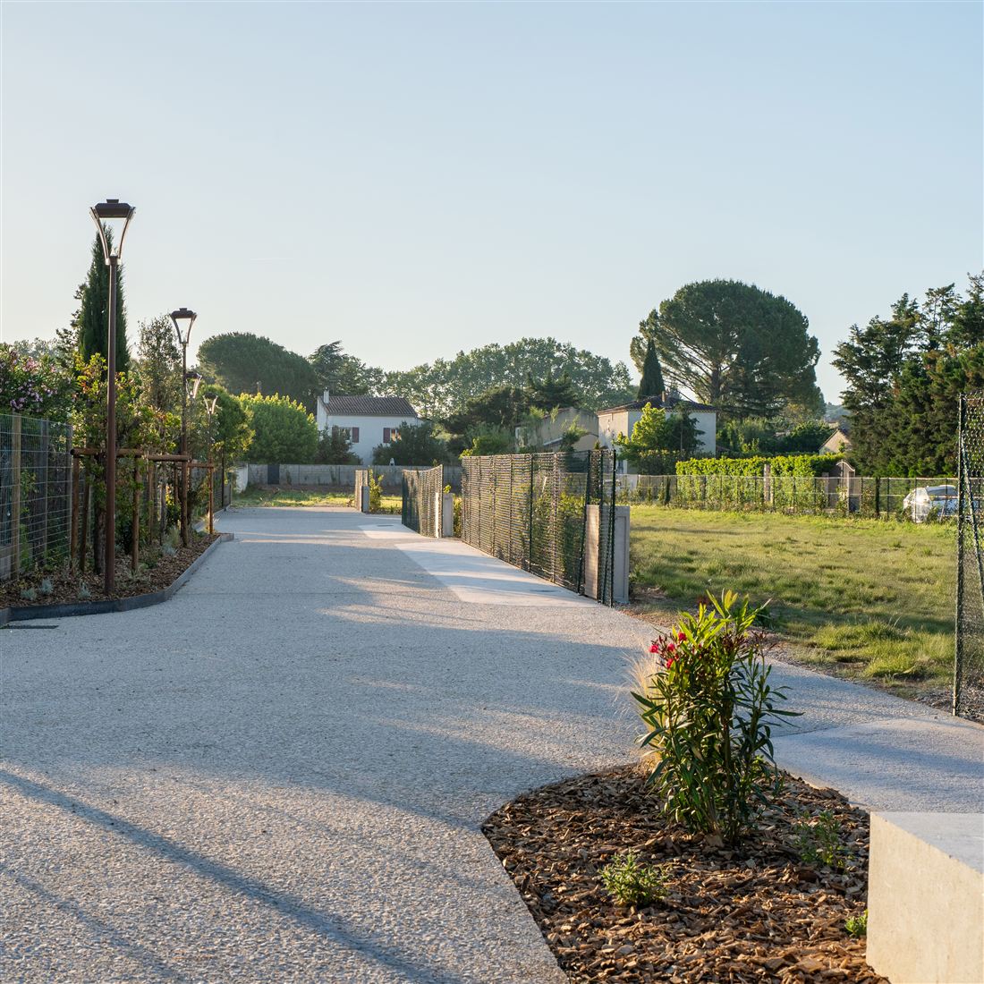 Voirie et espaces paysagers soignés — aménagement BK Groupe dans les Alpilles